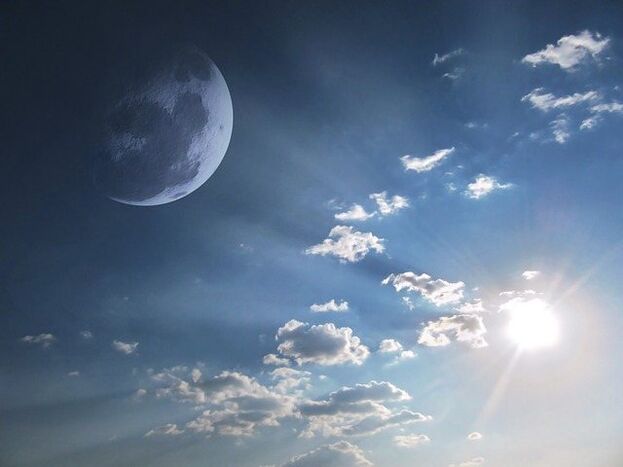 a hold és a nap energiája az érmék tisztítására