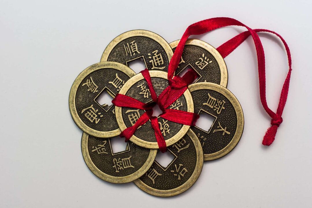 Kínai amulett pénzért a megfelelő hieroglifákkal